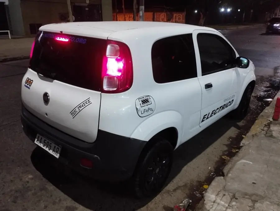 Fiat Uno convertido a el&eacute;ctrico