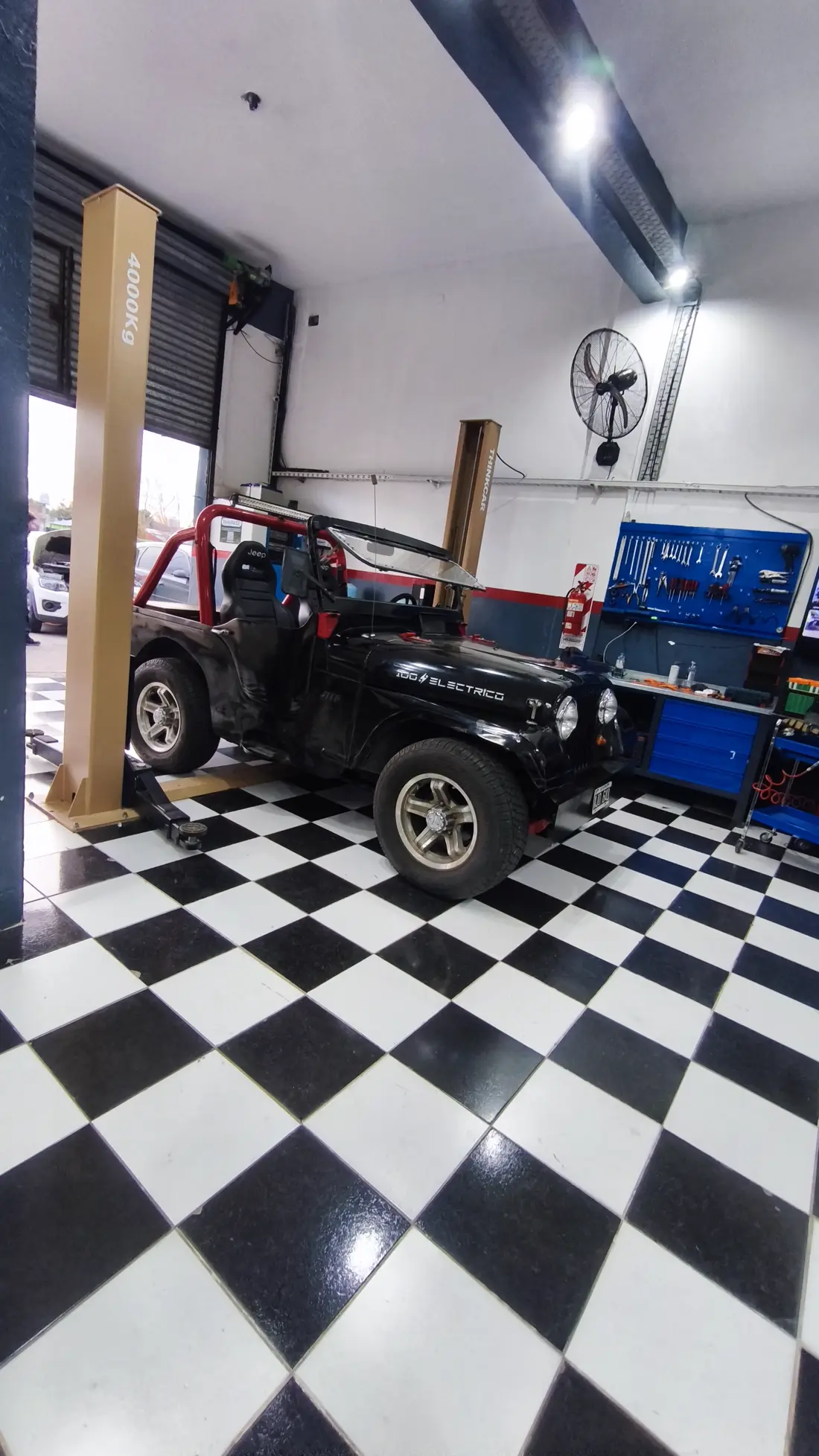 Jeep IKA convertido a el&eacute;ctrico, en el taller de Smart Lube