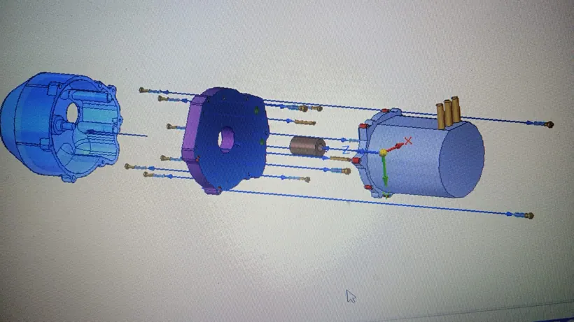 Vista explotada en CAD del conjunto: caja, campana adaptadora, acople estriado y motor