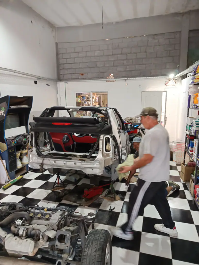 Vista del taller con el Smart desarmado