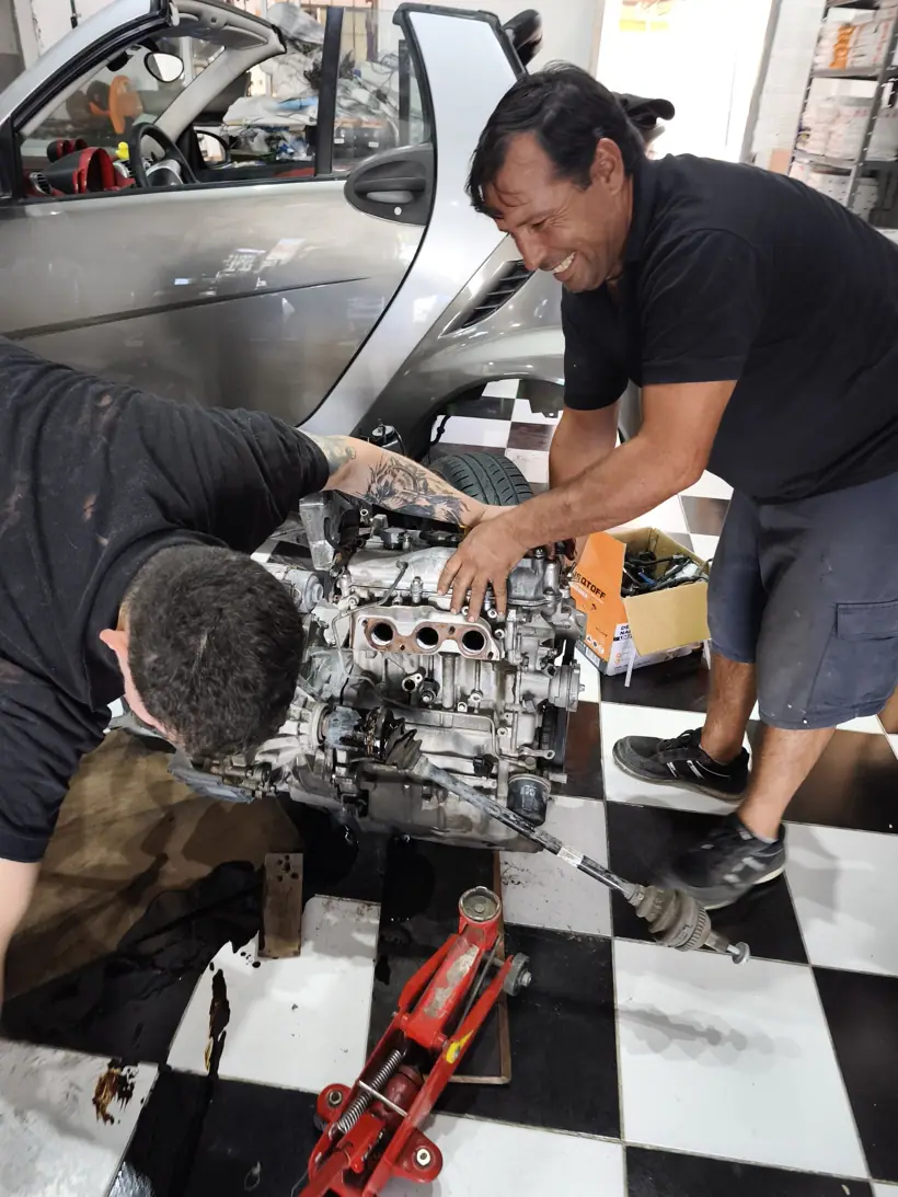 Bajando a mano el motor de nafta