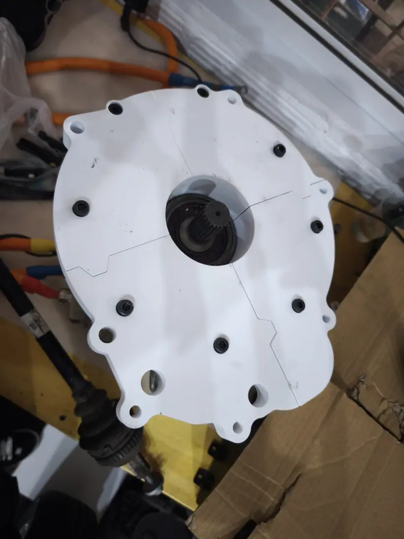 Placa adaptadora montada con el eje estriado del motor asomando