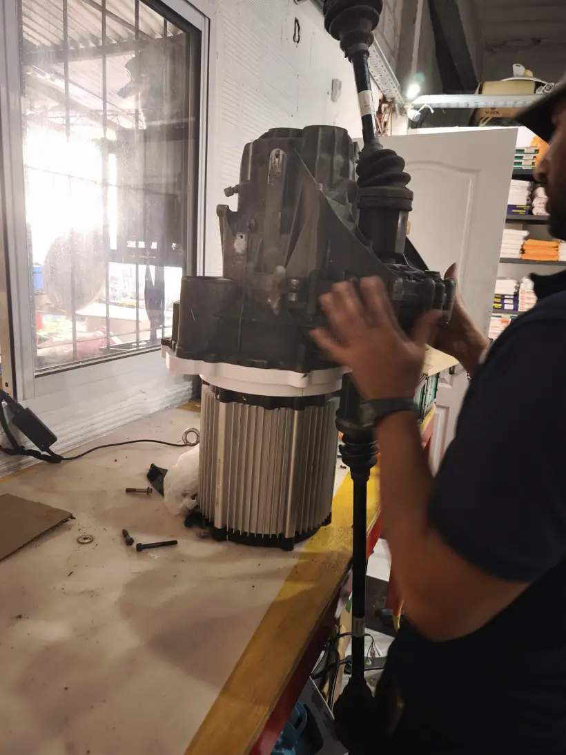Presentando la caja del Smart sobre el motor eléctrico parado en el banco