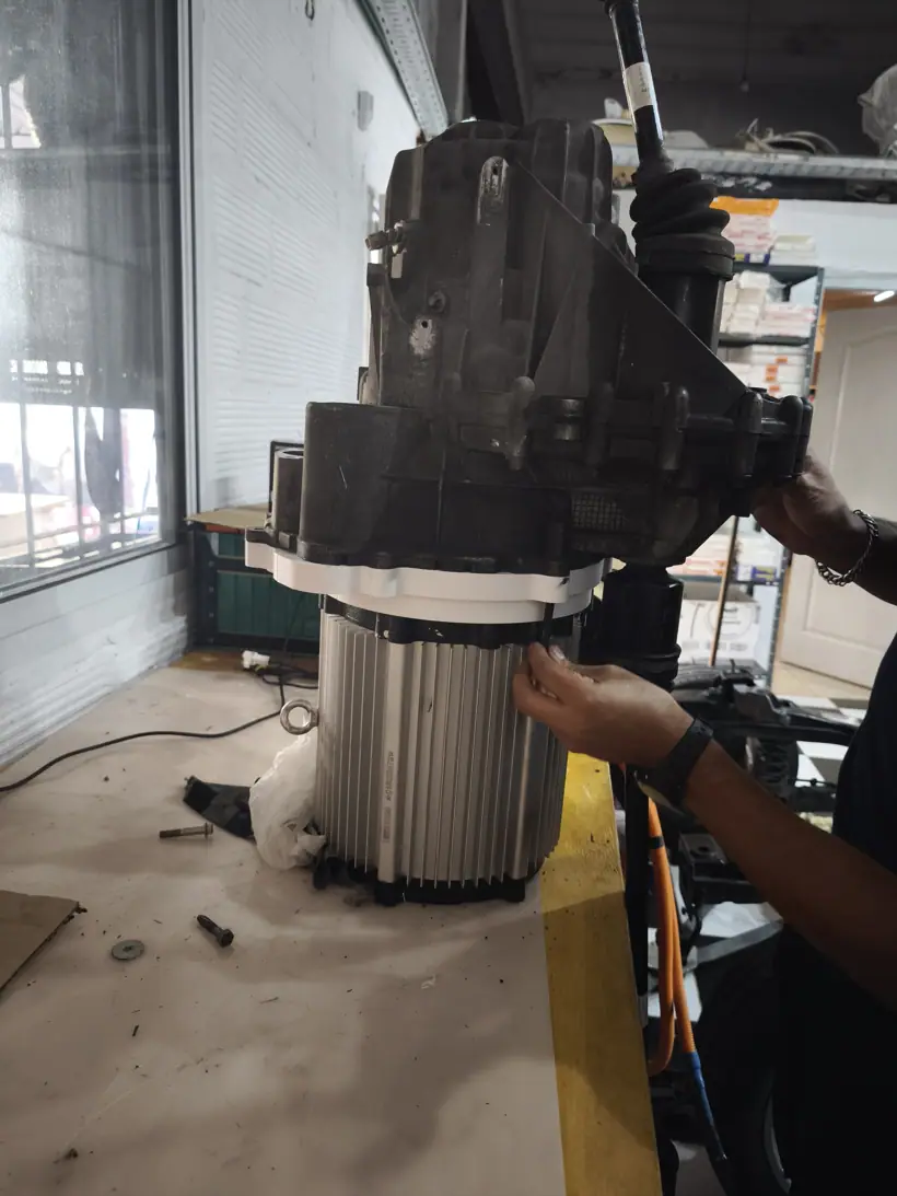 Conjunto motor más caja parado en el banco mostrando la altura total