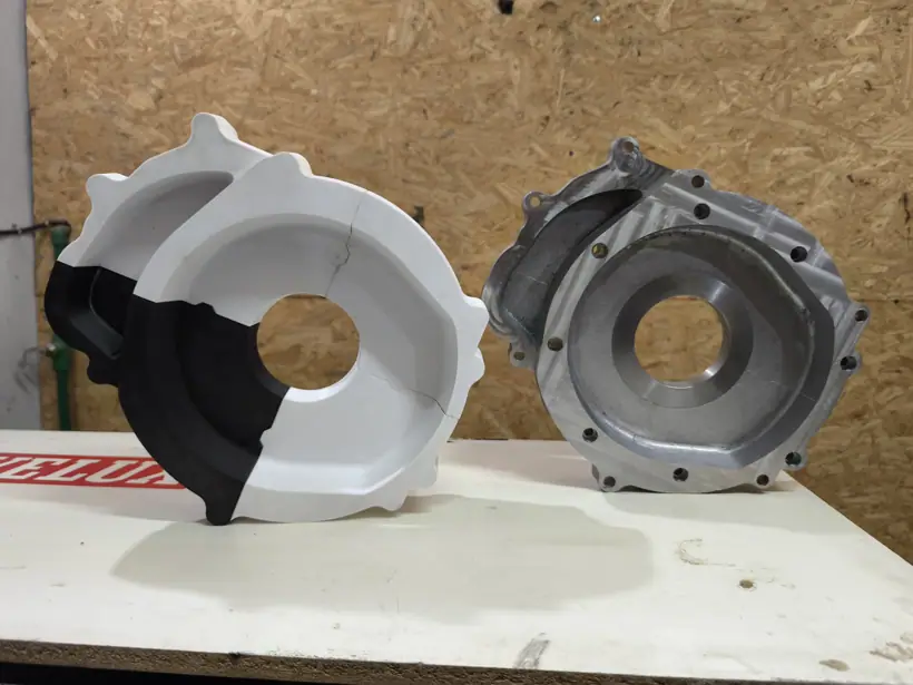 Prototipo impreso en 3D al lado de la campana de aluminio mecanizada