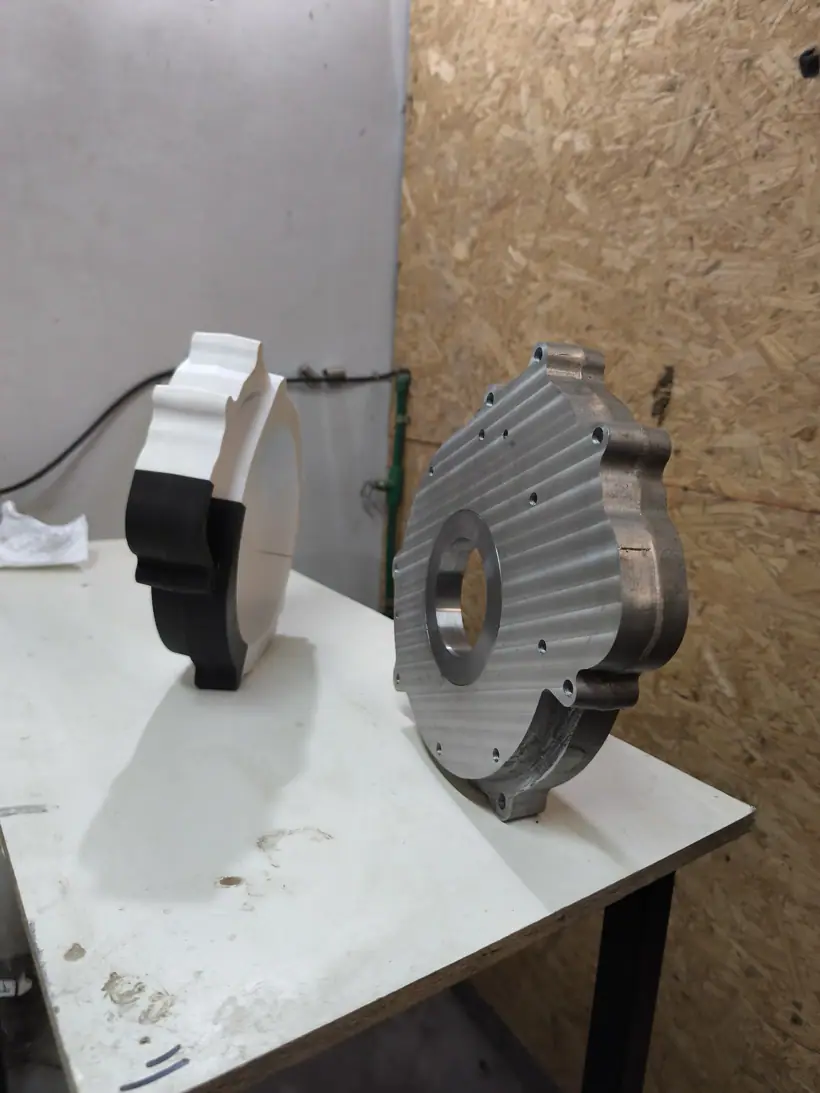 Campana de aluminio parada mostrando el espesor