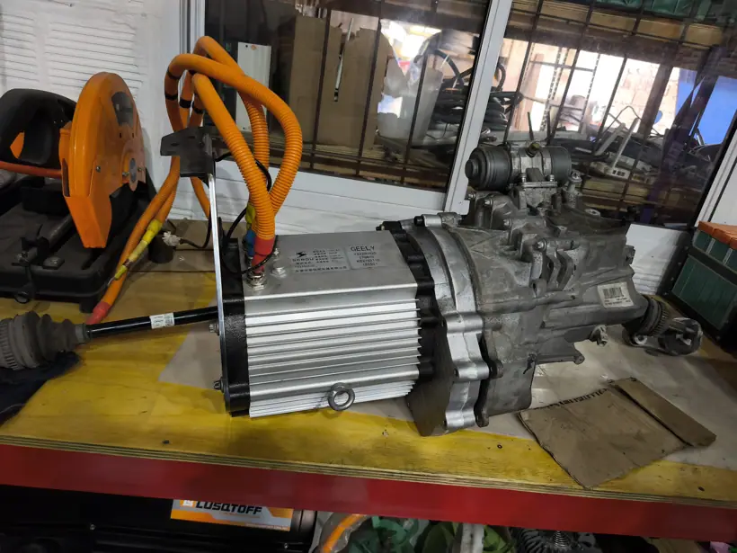 Conjunto motor-caja completo sobre el banco