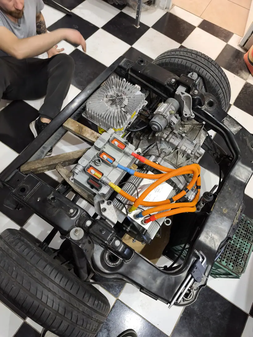 Vista cenital del subchasis con motor, inversor y cargador