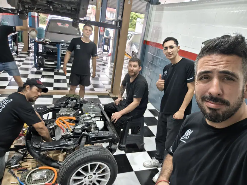 El equipo del taller junto al subchasis con el motor eléctrico
