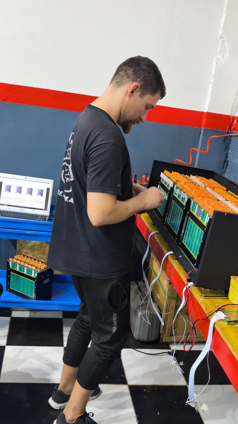 Armado de los módulos de celdas sobre la mesa de trabajo