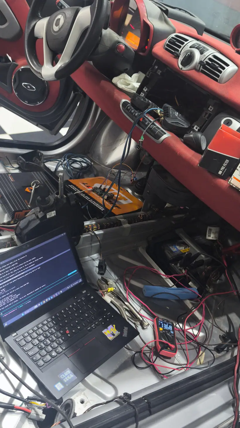 Notebook conectada leyendo el bus CAN con el tablero desarmado