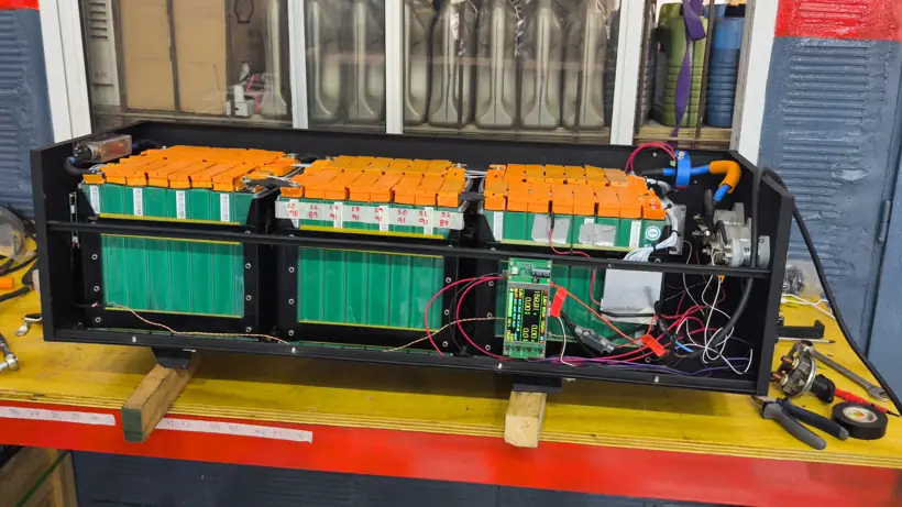 Pack de batería terminado sobre la mesa con etiquetas de voltaje