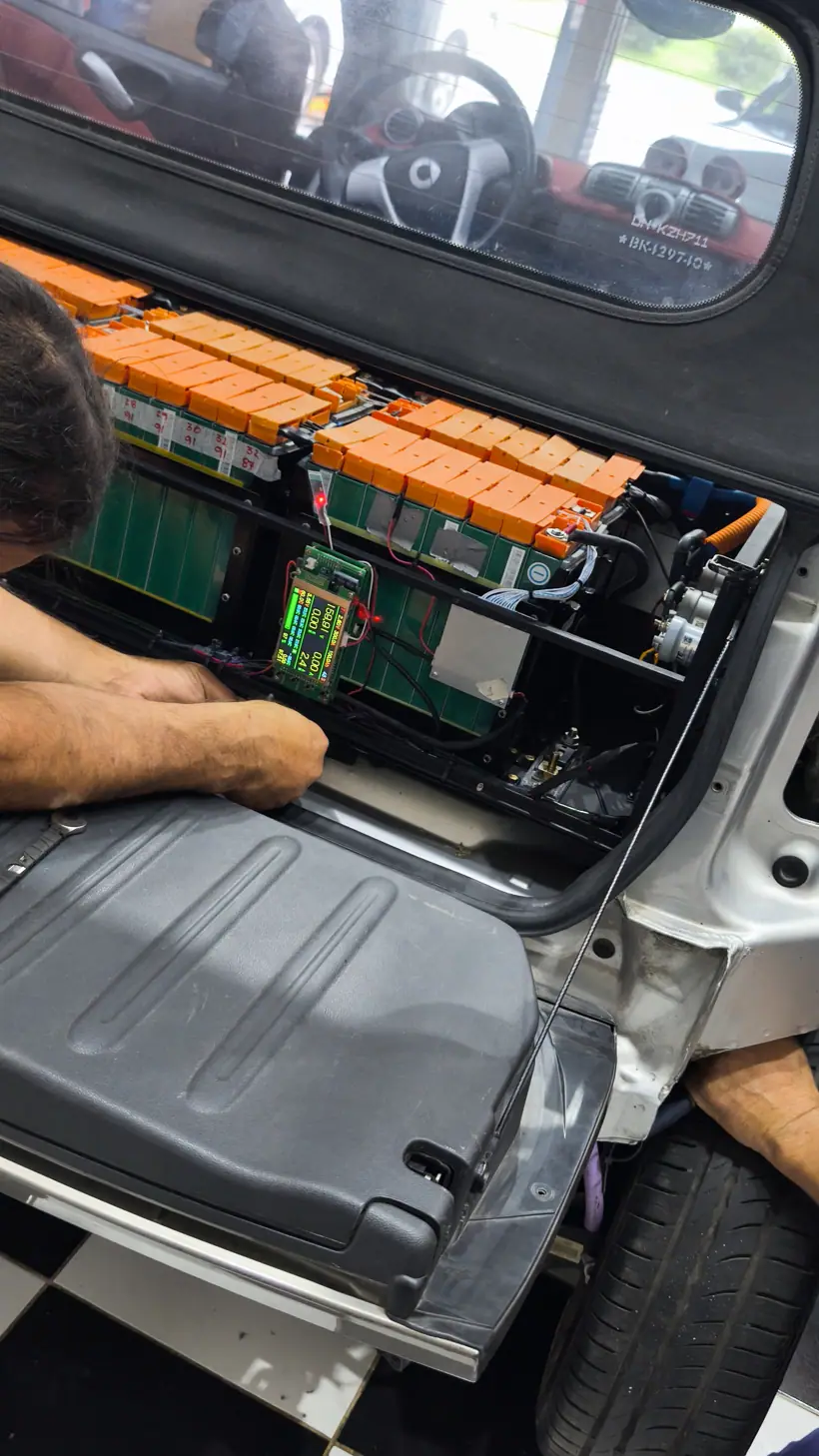 Pack instalado en el baúl del auto