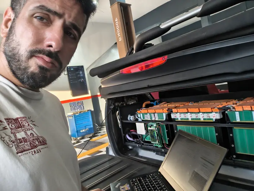 Pack de batería abierto con la placa del BMS