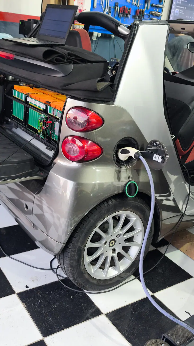 El auto cargando con el pack de celdas visible