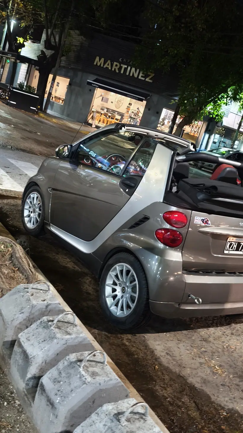 El Smart de tres cuartos trasero frente a un café
