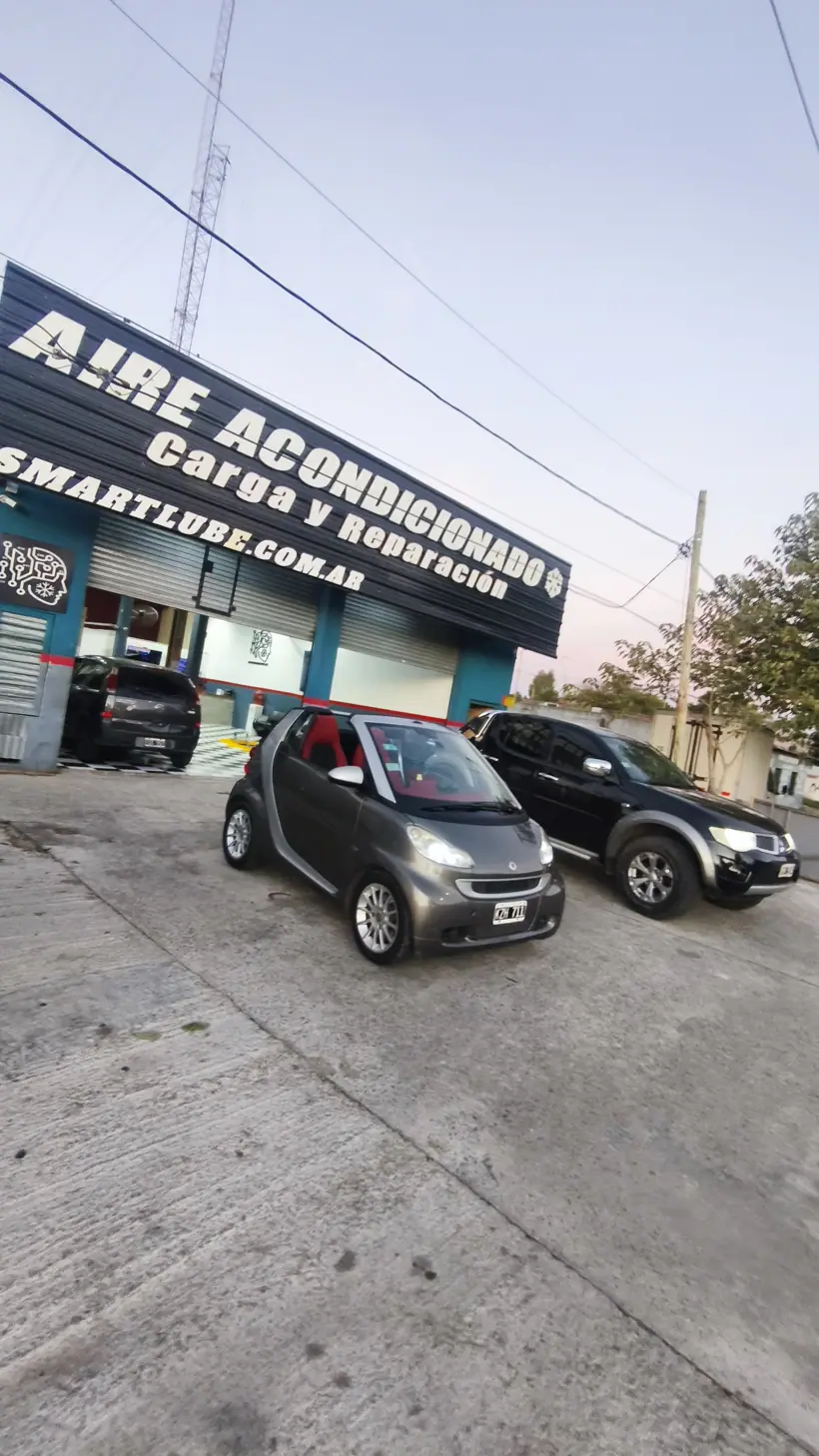El Smart al atardecer en la vereda del taller