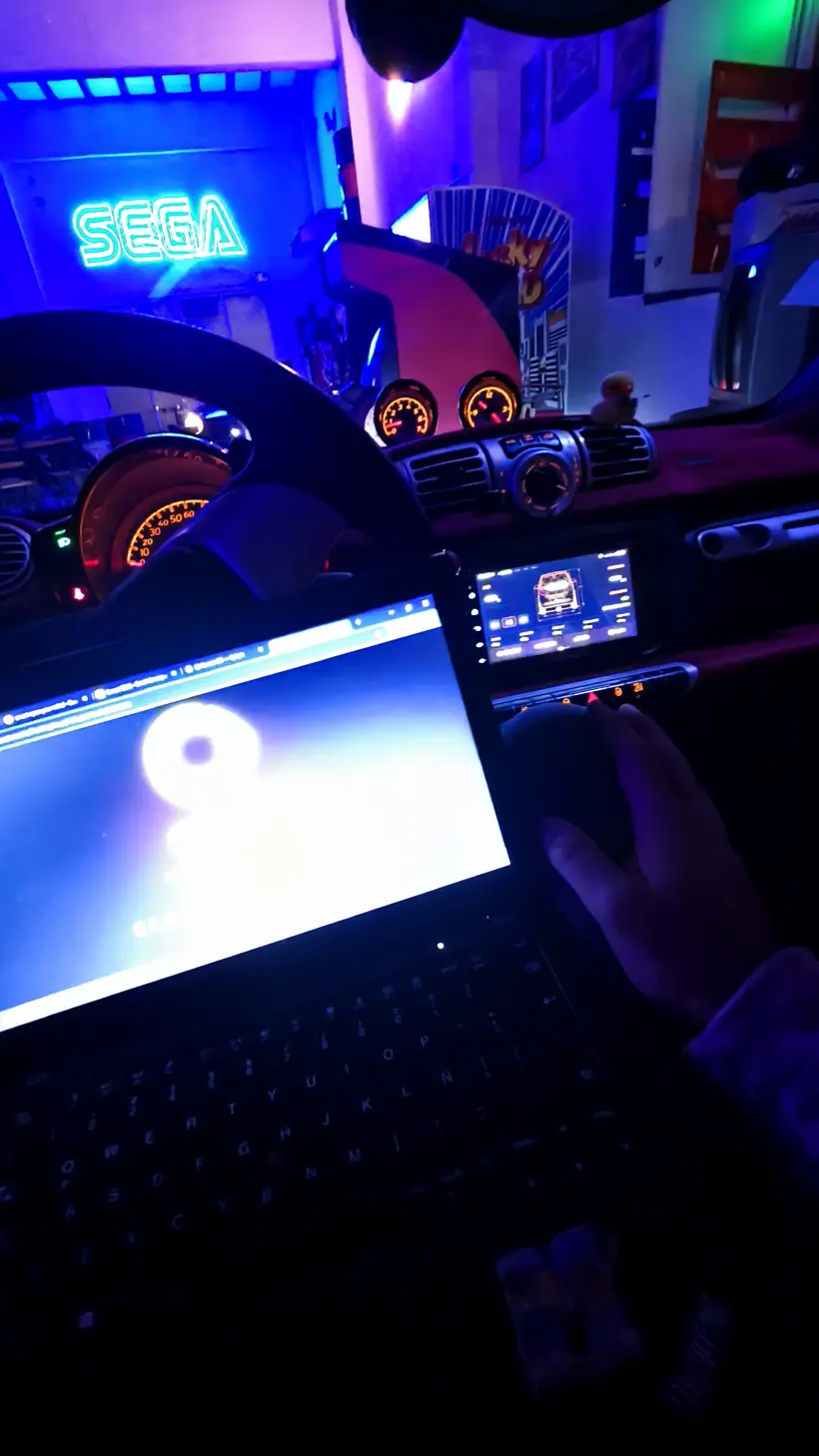 Trabajando con la notebook adentro del auto sobre el estéreo