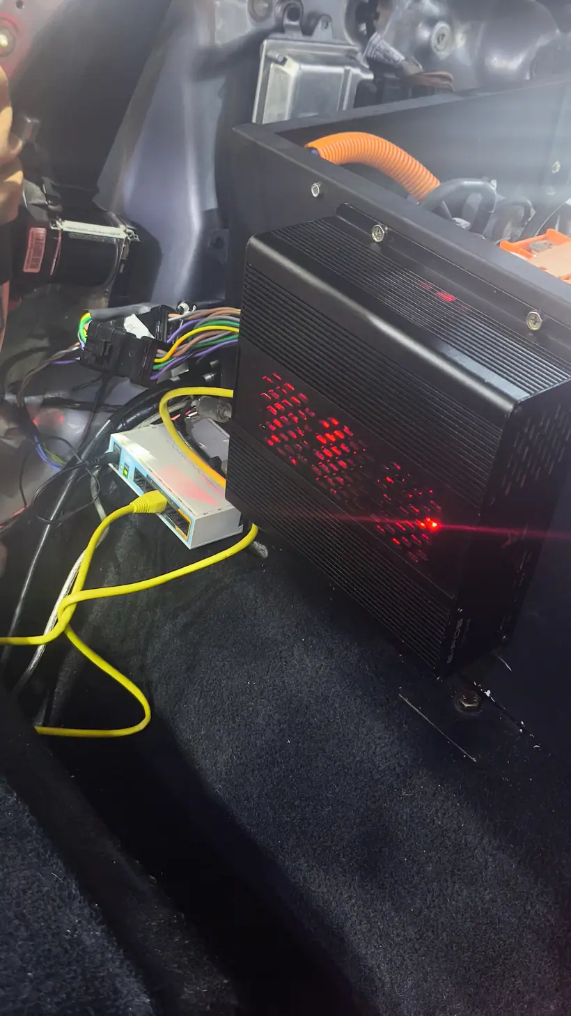 Controlador montado en el vano trasero con el switch de red