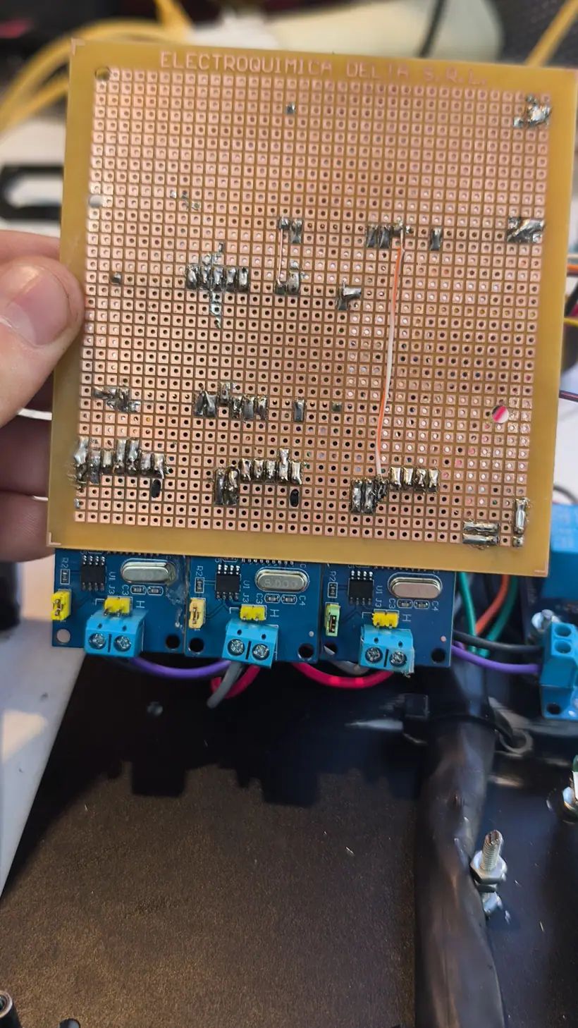 Placa perforada soldada a mano con módulos CAN
