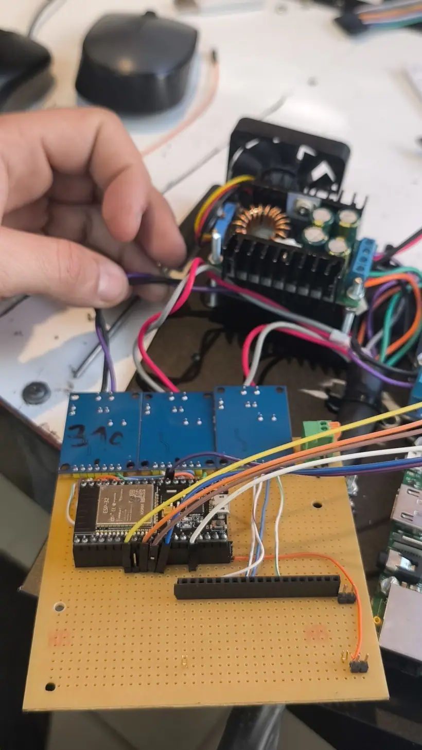 Cara superior de la placa con el ESP32 y los relés
