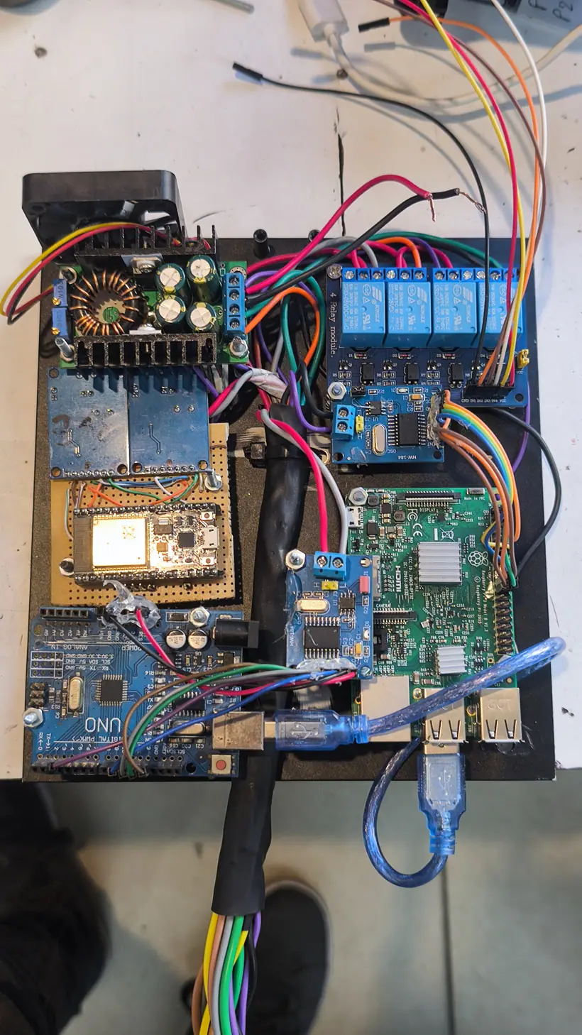 Bandeja completa con Arduino, ESP32, Raspberry Pi y relés