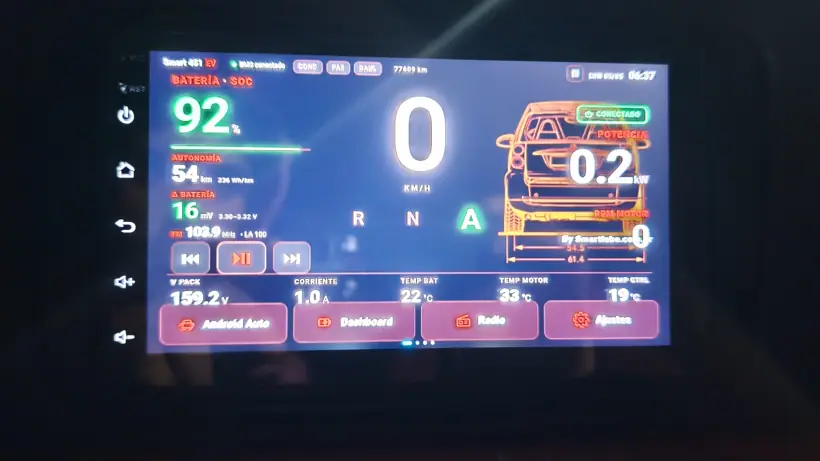 Tablero propio mostrando carga, autonomía y temperaturas