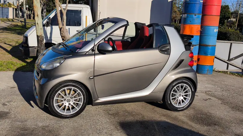 El Smart de perfil al sol con la capota abierta