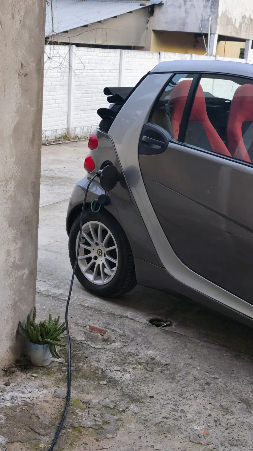 El auto enchufado en el garage