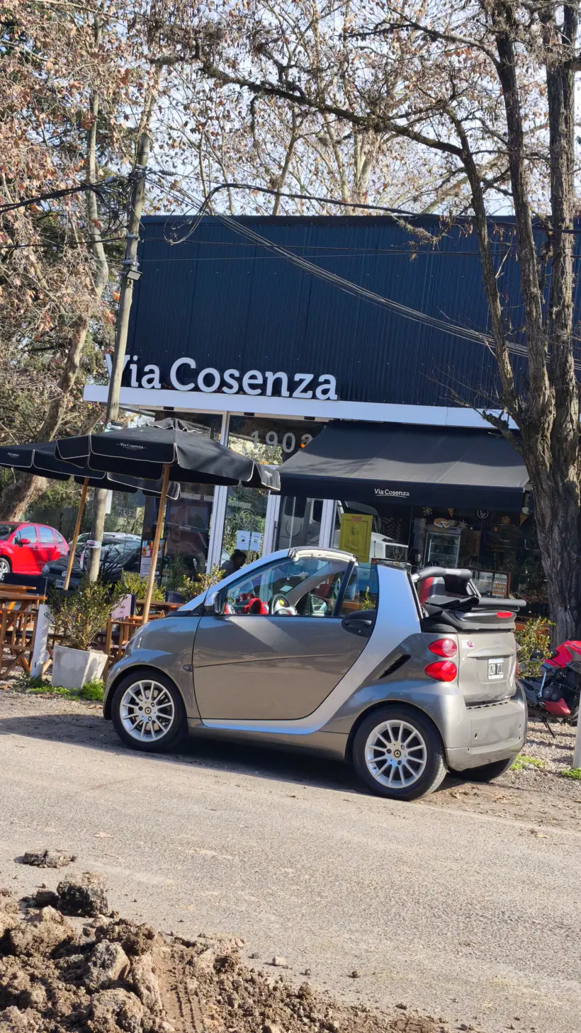 El Smart 451 eléctrico estacionado frente al bar Via Cosenza