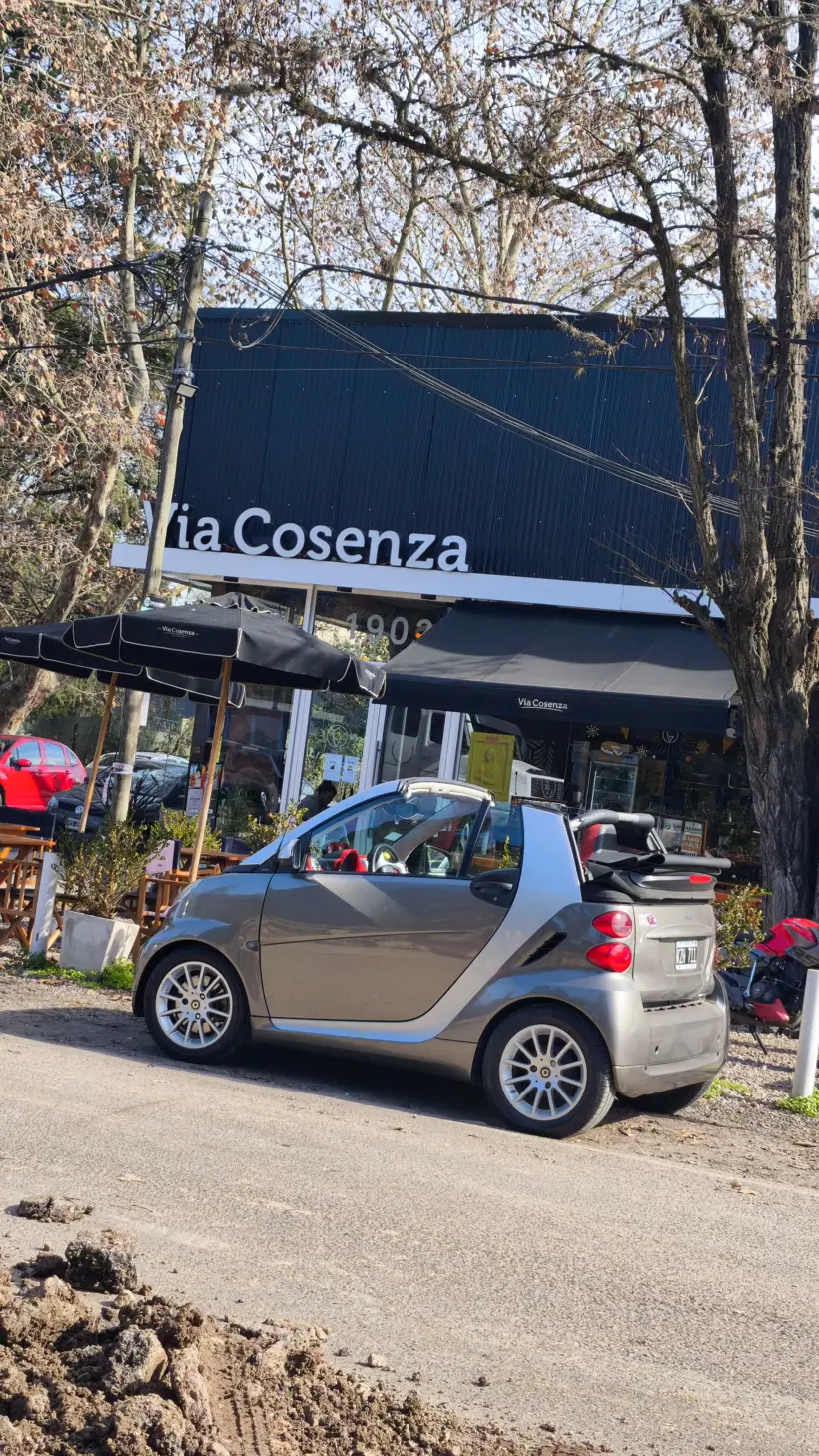 El Smart descapotado frente al bar Via Cosenza